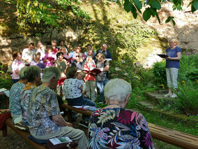 Maiandacht in der Naumburger Fatima Grotte (Foto: Karl-Franz Thiede)